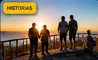Personas mirando el atardecer frente al mar